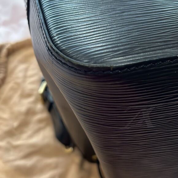 Louis Vuitton Black epi leather Shoulder Bag - Picture 8 of 16